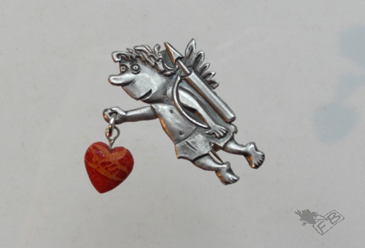 AMOR, Brosche, Silber mit Korallen-Herz, (4,5 x 2,9cm), 140 Euro