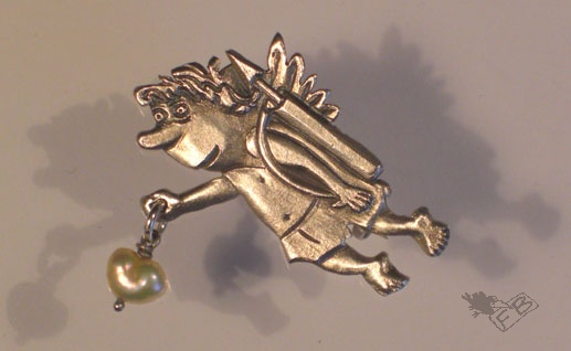 AMOR, Brosche, Silber mit Perle (4,5x2,9cm), 140 Euro
