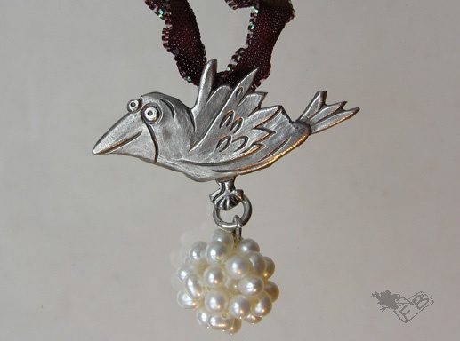 VOGEL, Anhnger, Silber mit Perlenbeere,(4x2,7cm) 120 Euro