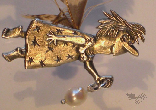 Engel mit Feder und Perle