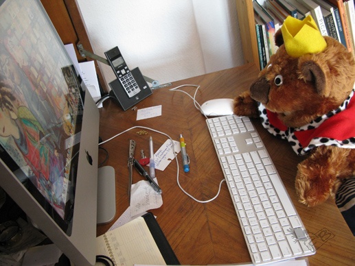 Schon hat sich der Kummerknig bei seiner Urheberin breitgemacht